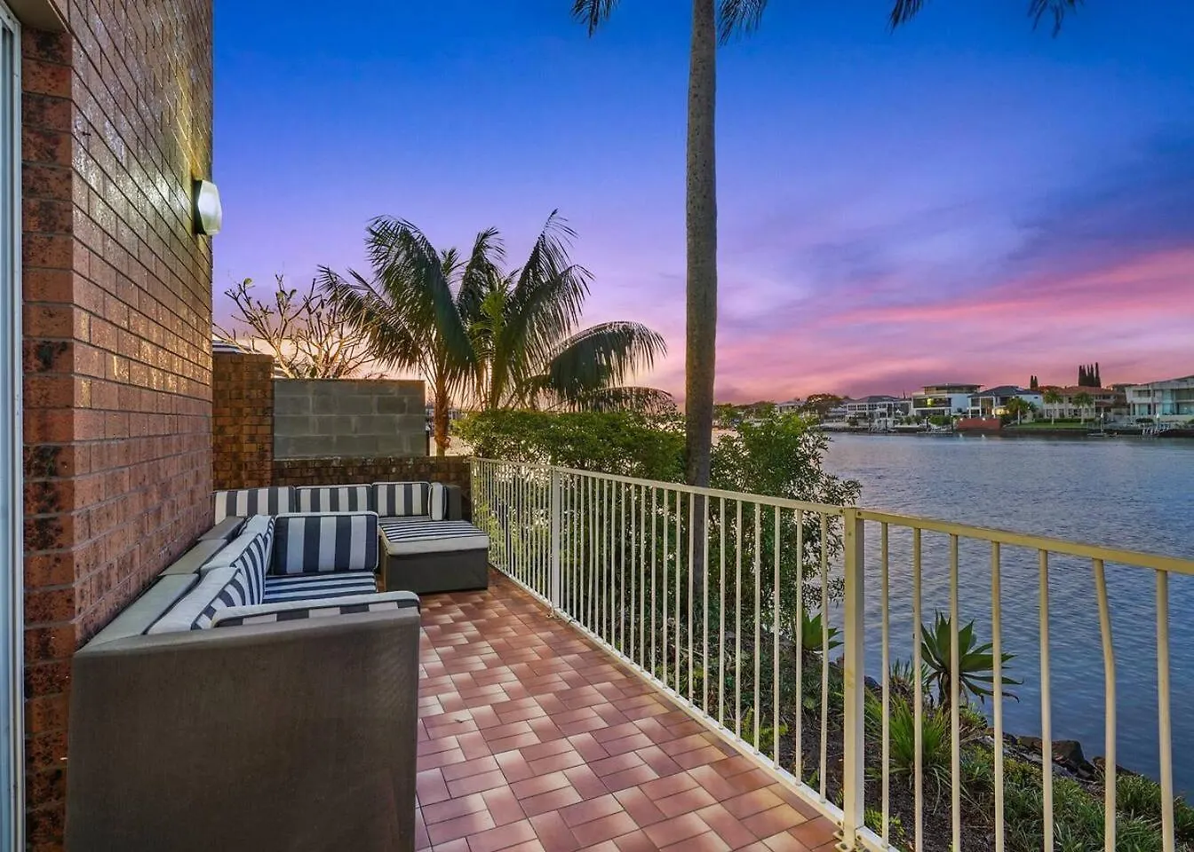 'Sunset Stunner' Palm Springs-Inspired River Oasis Gold Coast Australie